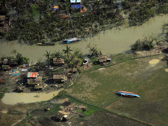 Aerial view of the after effects of Cyclone Nargis (http://www.bbc.co.uk/staticarchive/52804c1ca3505c25356a046832bd90c5c5ad952a.jpg)